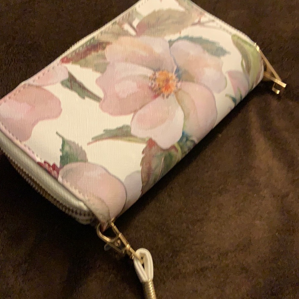 Wristlet with lots of compartments